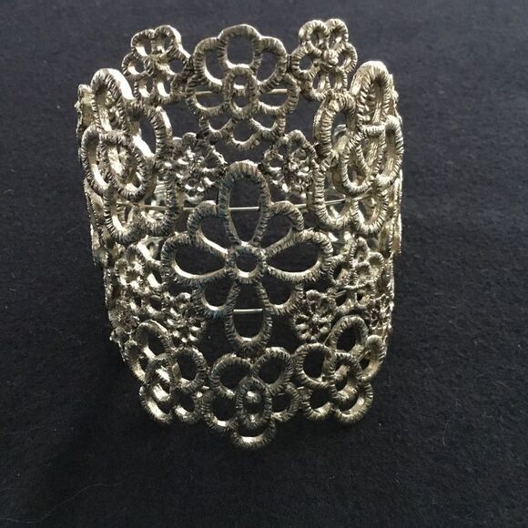 Metal lace filigree bangle bracelet.  J0022 - Picture 1 of 6